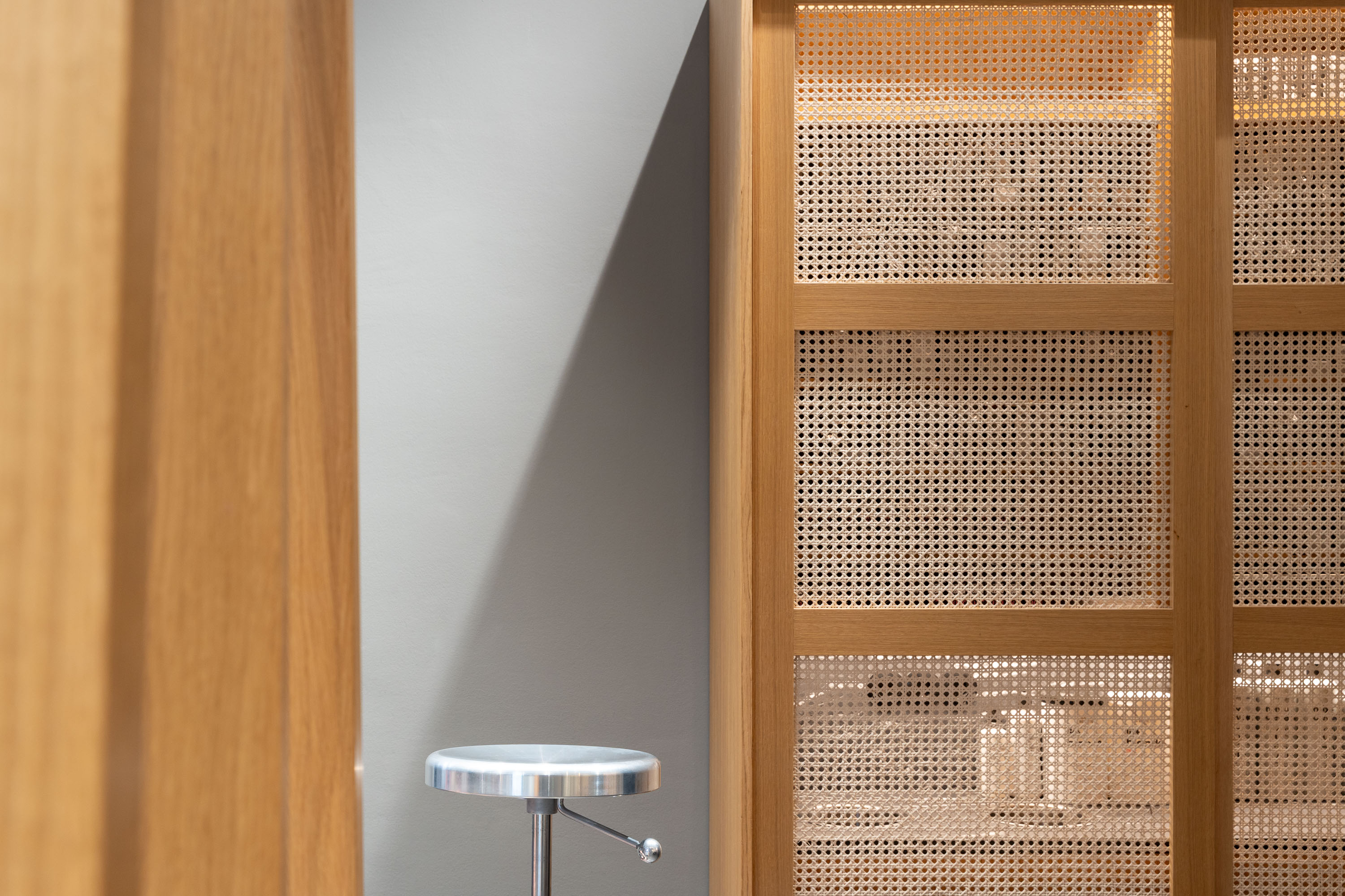 Architektonisches Detail - Eichenholz-Paneele mit Wiener Geflecht im Hauke Schmidt Salon Berlin-Mitte