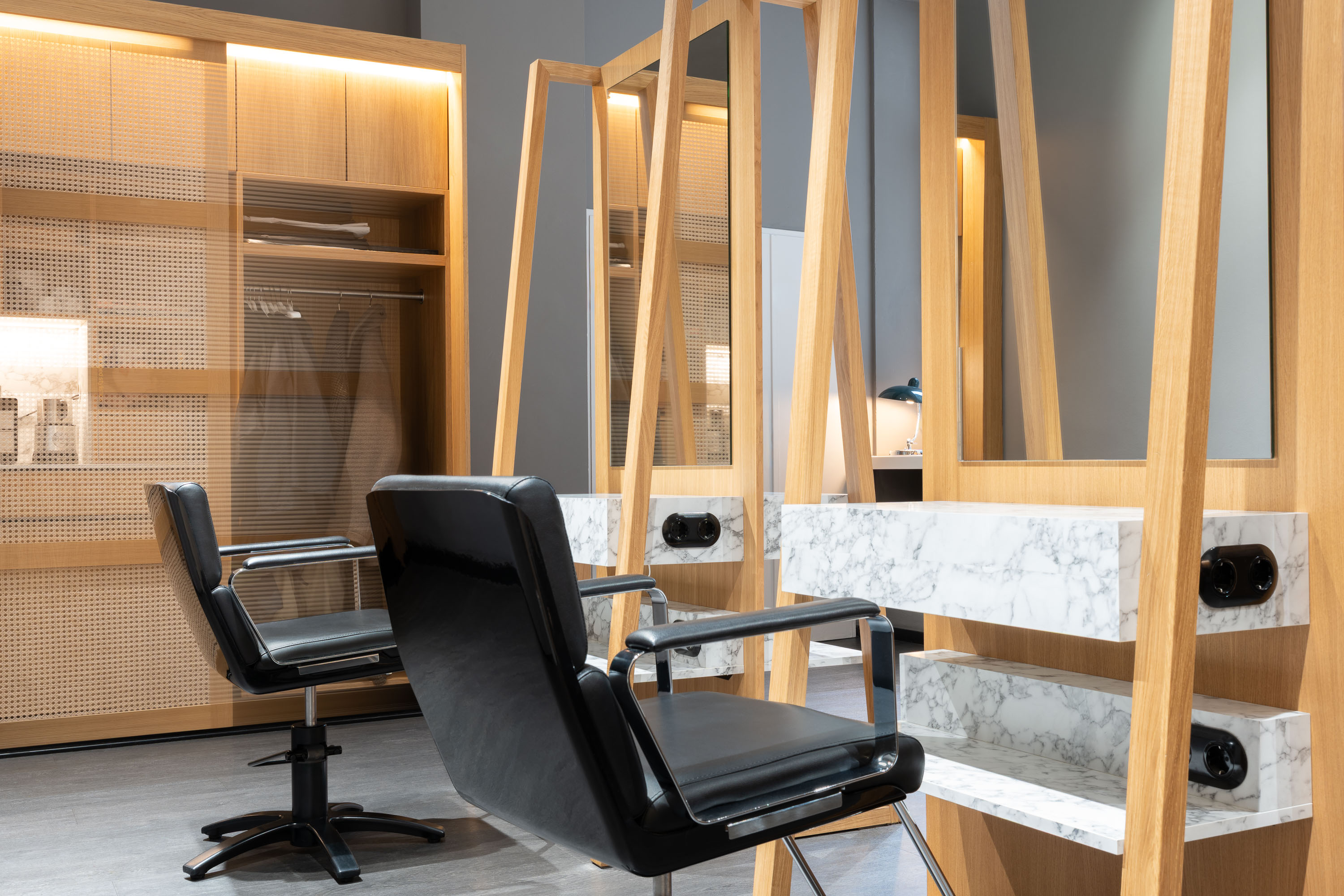 Hauke Schmidt Salon Innenraum - zwei Arbeitsstühle mit maßgefertigten Eichen- und Marmor-Arbeitsplätzen in Berlin-Mitte