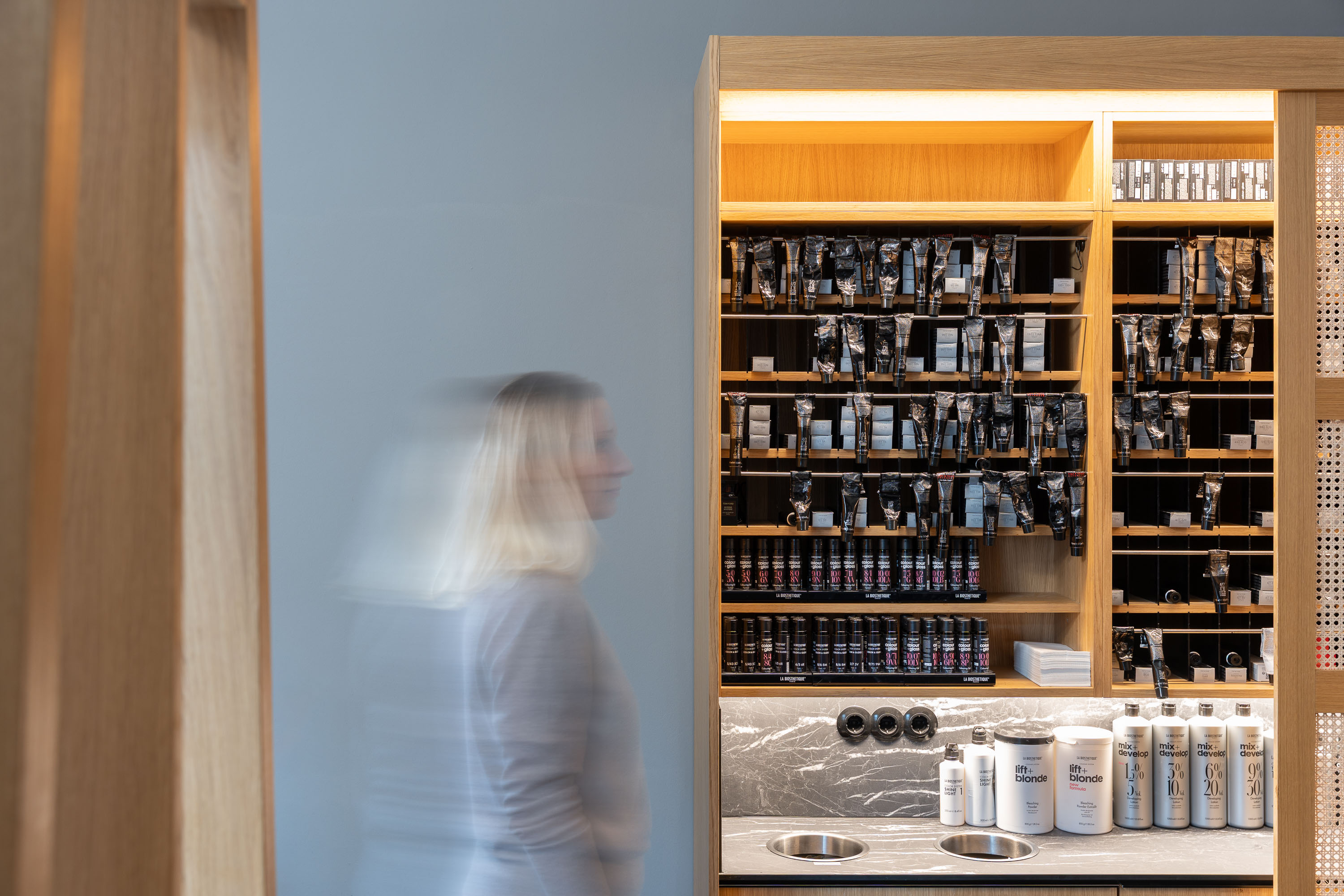 Hauke Schmidt Salon in Aktion - professionelle Haarpflegeprodukte und Arbeitsbereich in Berlin-Mitte